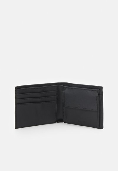 Portefeuille bi-fold noir en cuir lisse. Comprend plusieurs emplacements pour cartes, une fenêtre ID transparente et un design minimaliste.