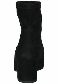 Czarne zamszowe botki za kostkę z wąskim, wysokim słupkiem, okrągłym czubkiem i dopasowanym w okolicy kostki. Gładka tekstura, minimalistyczny design.