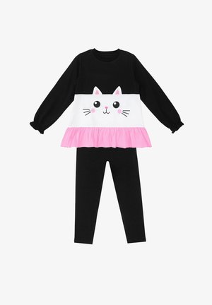 Musta pitkähihaine paita, jossa on valkoinen ja vaaleanpunainen röyhelöhelma, esittelee kissan kasvot; yhdistetty mustiin legginsseihin.