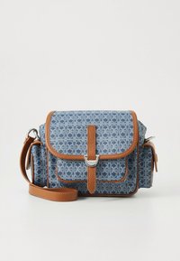 Mėlynos spalvos raštuota audinio rankinė su rudos spalvos odos detalėmis, sidabrine aparatūra, užsegama skląsteliu ir reguliuojamu petnešiniu dirželiu.