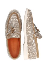Scarpe beige slip-on con decorazioni in strass scintillanti, texture in morbida pelle scamosciata e suola in gomma bianca. Include una fascia decorativa.