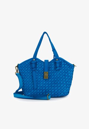 Niebieska pleciona skórzana torebka z dwoma uchwytami, odpinanym paskiem na ramię oraz złotym prostokątnym zapięciem na białym tle.