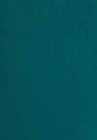 Teal stof met een gladde, matte textuur en een fijne, gelijkmatige weving, geschikt voor kleding of meubeltoepassingen.
