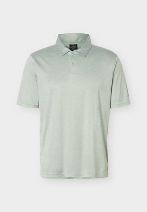 Tricou polo verde deschis cu mâneci scurte, cu plachetă cu două nasturi și guler, prezentat pe un fundal alb simplu.