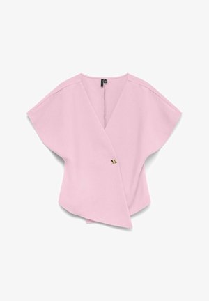 Lichtroze wikkelblouse met korte mouwen, een enkele gouden knoopsluiting en een brede V-halskraag, weergegeven op een witte achtergrond.