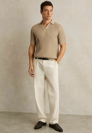 Reiss REGULAR FIT-MERIT MICRO-CABLE OPEN-COLLAR  - Bluză polo - light camel brown