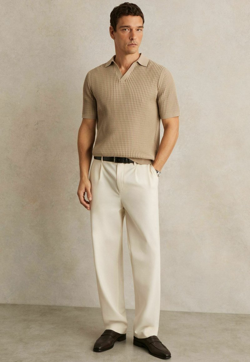 Reiss REGULAR FIT-MERIT MICRO-CABLE OPEN-COLLAR  - Bluză polo - light camel brown