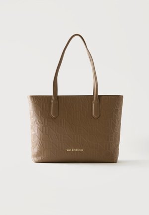 Brun Valentino tote-taske med præget logomønster, to håndtag og gylden Valentino-bogstav foran, sat mod en ensfarvet baggrund.