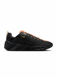 Chaussure de course noire et orange avec une semelle épaisse texturée et un logo Swoosh doré sur le côté, vue de profil sur fond blanc.