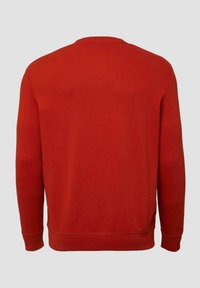 Punane särk, ümar kaelus, puuvilla segu kangas, soonikkoes ja vöökoht, ühtlane värv, ilma täiendavate mustrite või disainideta.