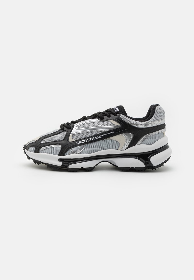 Sneakers Lacoste z siateczkowej i syntetycznej cholewką w kolorach czarnym, srebrnym i szarym. Posiadają teksturowaną podeszwę oraz kontrastowe akcenty.