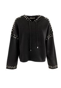 Sudadera corta negra hecha de tela suave, con tachuelas plateadas en los hombros y puños, además de una capucha con cordón.