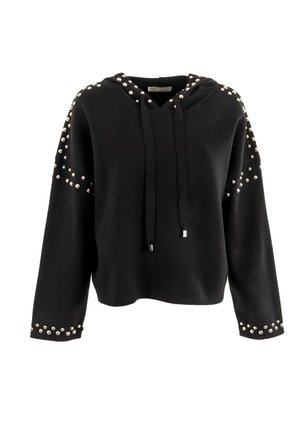 Sudadera corta negra hecha de tela suave, con tachuelas plateadas en los hombros y puños, además de una capucha con cordón.