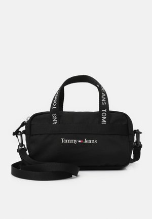 Czarna, prostokątna torba na ramię Tommy Jeans z podwójnymi uchwytami i regulowanym paskiem na ramię, logo nadrukowane z przodu i na uchwytach.