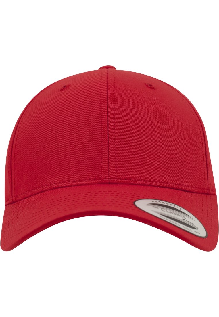 Căciulă de baseball roșie din material textil, cu o margine curbată, textură netedă și un eticheta rotundă pe partea din față cu detalii de marcă.