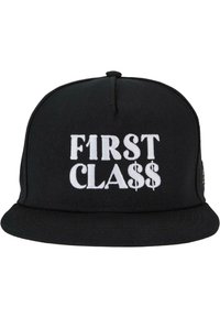 Cappellino nero con visiera piatta, caratterizzato da un audace testo ricamato bianco che recita "F1RST CLAS$$." Il tessuto presenta una sottile texture.