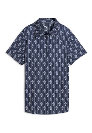 Chemise bleu marine à manches courtes avec rayures verticales blanches et motifs répétés de raquettes et balles de tennis. Col classique, boutonnage devant, pas de poches apparentes.