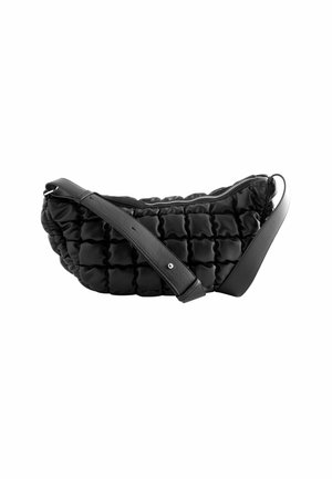 Sac d'épaule noir matelassé avec texture rembourrée, large bandoulière en cuir ajustable et fermeture éclair sur le dessus sur fond blanc.