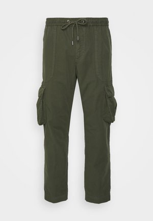 Pantaloni cargo in cotone mix verde oliva. Presentano una vita elastica con coulisse, tasche laterali e due grandi tasche cargo sulle gambe.