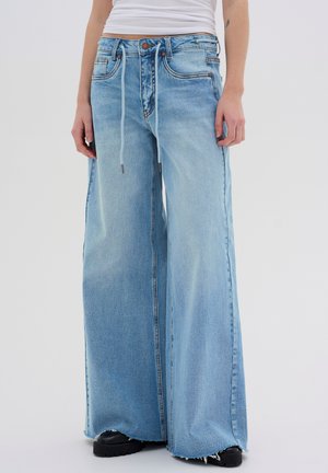 Light blue wide-leg jeans with a frayed hem, featuring a drawstring detail and traditional five-pocket design. Made of denim material.