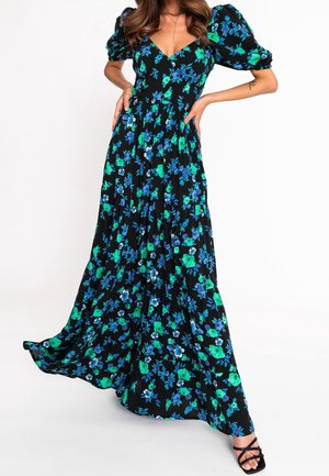 Maxikjole med sort baggrund og blå og grønne blomsterprint, v-udskæring, puffærmer og en flydende, plisseret nederdel.