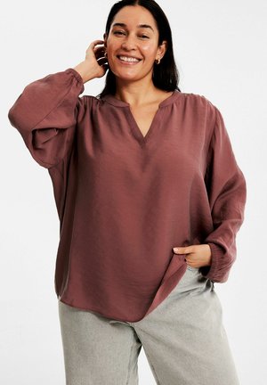 Pruimenkleurige, lange mouw blouse met een V-hals en geplooide details bij de schouders, gemaakt van lichtgewicht stof met een zachte textuur.