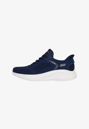 Navy Mesh-Sportschuhe verfügen über eine weiße Außensohle, ein strukturiertes Obermaterial mit Belüftungsstreifen und einen gepolsterten Schaft für zusätzlichen Komfort.