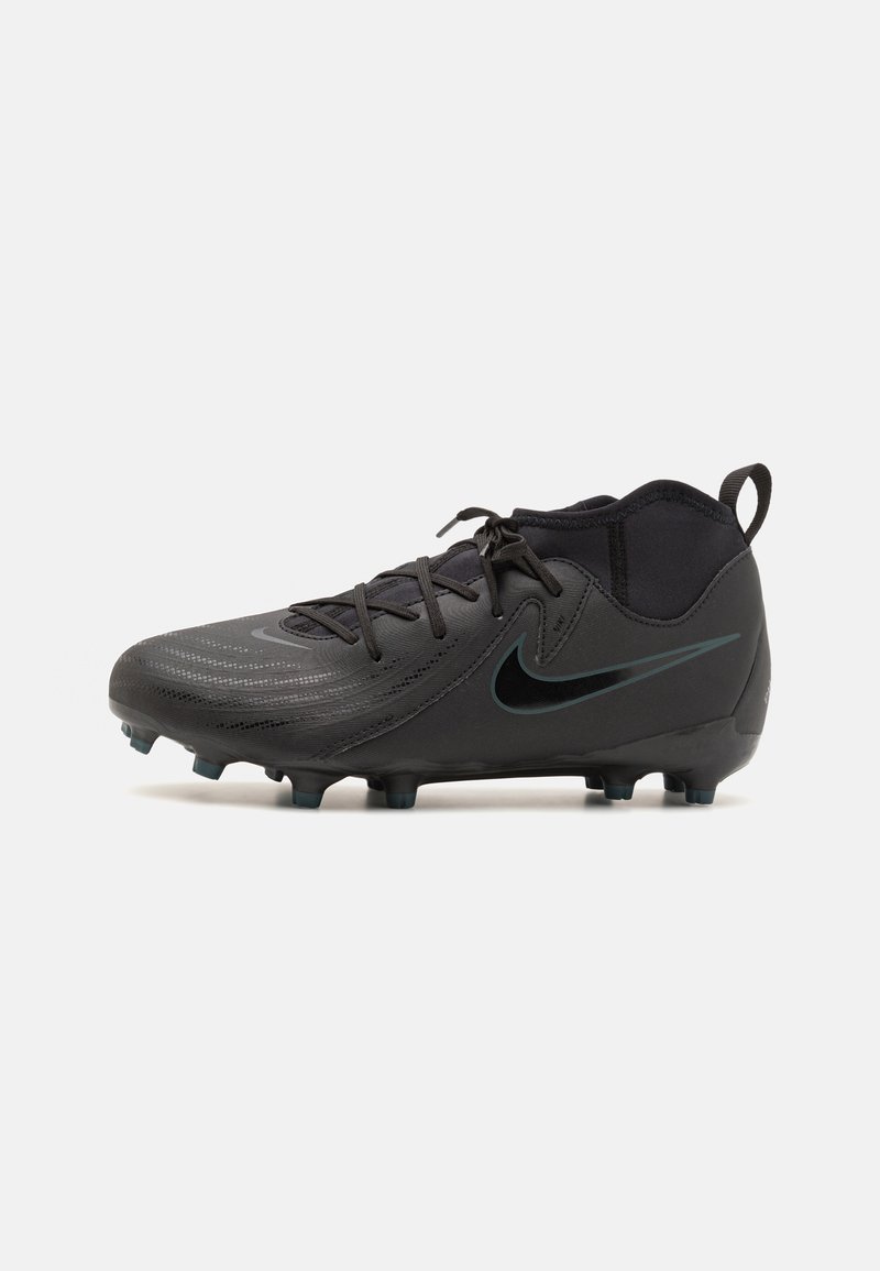 Droits de soccer noirs avec tige synthétique texturée, fermeture à lacets et accents bleus. Dotés de crampons moulés pour une meilleure traction sur le terrain.