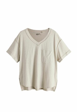 Beiges T-Shirt mit kurzen Ärmeln, V-Ausschnitt, einer Brusttasche und seitlichen Schlitzen. Hergestellt aus einem weichen Material mit feiner Struktur.