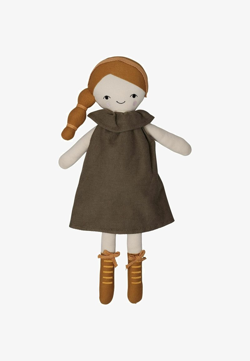 Poupée en tissu doux avec une robe marron dotée d'un col rond. Elle a une coiffure tressée orange et porte des chaussures marron à lacets.