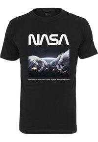Černé bavlněné tričko s grafickým potiskem, na kterém je v tučném bílém písmu nápis "NASA" a obraz rukou, které se natahují k sobě nad Zemí.