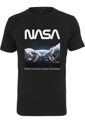 Fekete pamut póló, grafikával, amelyen a "NASA" nagy fehér betűkkel, valamint a Föld felett egymás felé nyúló kezek képe látható.