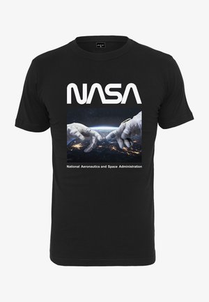 Must musta T-särk, millel on graafiline print, kus suurte valgete tähtedega on kirjas "NASA" ja pilt, kus käed ulatuvad üksteise poole maa kohal.
