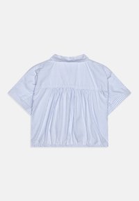 Top a maniche corte blu e bianche a righe con un design arricciato sul retro. Presenta un collo a camicia e un tessuto leggero.