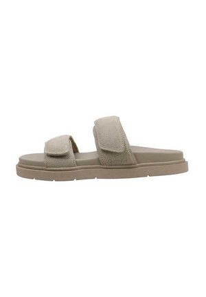 Sandalia plana beige con dos tiras de malla, superficie texturizada y una suela plana y acolchada. Diseño minimalista, adecuada para uso casual.