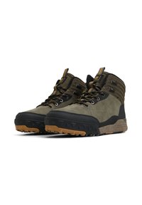 Grüne und schwarze Wanderschuhe mit einer strukturierten Oberfläche, einer robusten Gummisohle und verstärktem Knöchelstütze. Mit metallischen Schnürsenkeln und Akzenten.