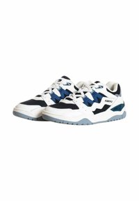Scarpe da allenamento bianche e blu navy realizzate in materiali in rete e sintetici. Presentano lacci, una suola texture e un'accenno blu sul tallone.