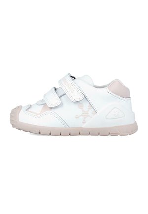 Sneakers per bambini bianchi e rosa chiaro con due strisce in velcro, suola in gomma, punta arrotondata e logo in rilievo. Presentano un design laterale testurizzato.