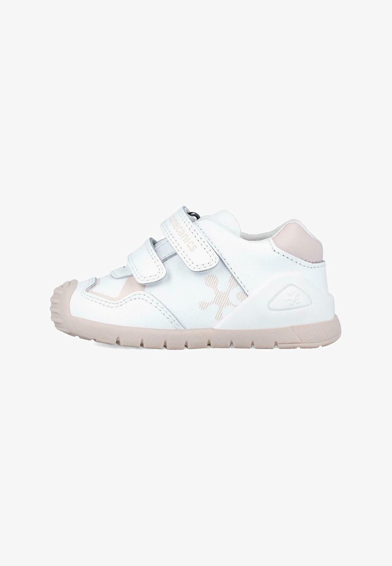 Zapatillas infantiles en blanco y rosa claro con dos correas de Velcro, suela de goma, punta redondeada y logo en relieve. Presenta un diseño texturizado en el lateral.