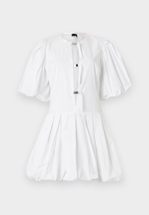 Witte jurk met pofmouwen, een nauwsluitend lijfje en een geplooide rok. Bevat zilveren sluitingen bij de halslijn en een gladde katoenen textuur.