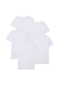 Cinque t-shirt bianche a maniche corte con scollatura rotonda impilate leggermente sovrapposte. Realizzate in un tessuto morbido e con un design semplice.