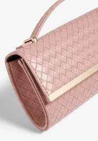Szőtt rózsaszín bőr kézitáska arany fémes részletekkel, struktúrált formával és sima felülettel, amely a kivitelezésre és a részletekre helyezi a hangsúlyt.