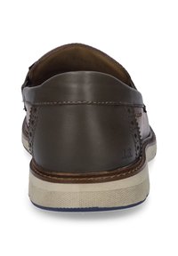 Brun lædersko med en glat bagdel, perforerede detaljer på siderne og en hvid gummisål med blå accenter. Minimalistisk design.