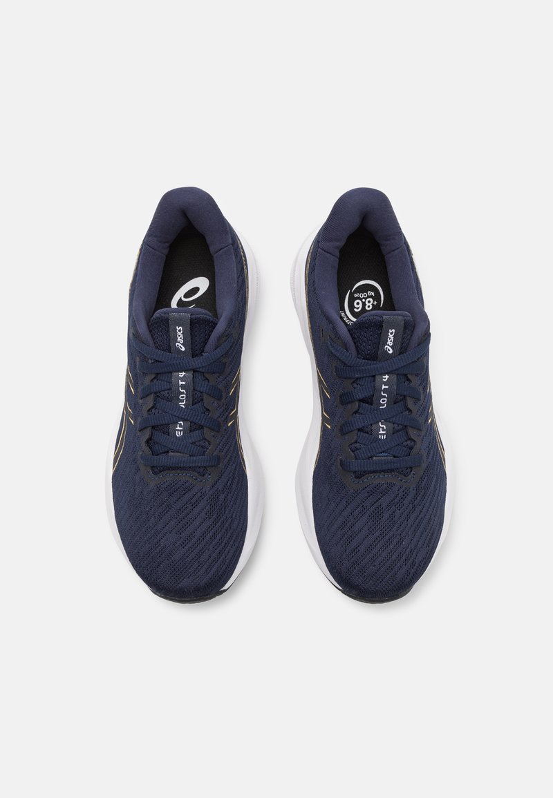 Marineblauwe hardloopschoenen met een ademende mesh-bovenkant, vetersluiting en witte middenzool. Kenmerkt gouden accenten en een gestructureerd patroon.