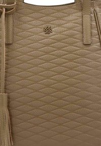 Tote-Bag aus braunem Leder mit einer geprägten Rautenmuster-Textur, ausgestattet mit kurzen Henkeln und einem dekorativen Quast. Geprägt Logo in der Mitte.