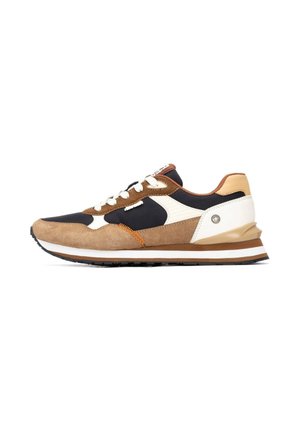 Zapatilla que presenta una combinación de ante marrón y malla negra. Detalles en blanco a los lados, suela gruesa con franjas marrones y blancas.