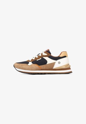 Zapatilla que presenta una combinación de ante marrón y malla negra. Detalles en blanco a los lados, suela gruesa con franjas marrones y blancas.