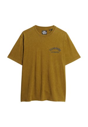 Sennepsgul kortærmet t-shirt lavet af blødt stof med et blåt "Superdry Los Angeles" grafisk motiv på venstre bryst.