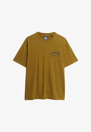 Senfgelbes T-Shirt mit kurzen Ärmeln aus weichem Stoff, das eine blaue "Superdry Los Angeles" Grafik auf der linken Brust hat.