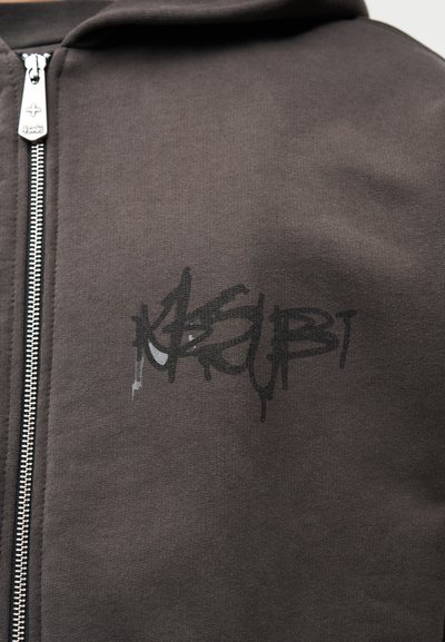 Γκρι φούτερ με φερμουάρ από βαμβακερό μείγμα με απαλή υφή, που διαθέτει έντονο μαύρο γραφικό σχέδιο μπροστά και ασημένια μεταλλικά στοιχεία.